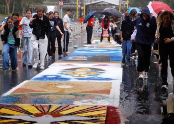 Fiéis enfrentam chuva para fazer tapetes de Corpus Christi no Rio